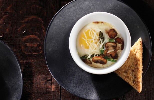 Baked Egg Cups With Garlic Toast - FoodWage recipe