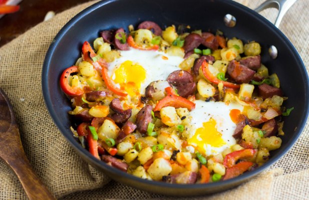 BAKED EGGS WITH BUFFALO CHICKEN HASH - FoodWage recipe