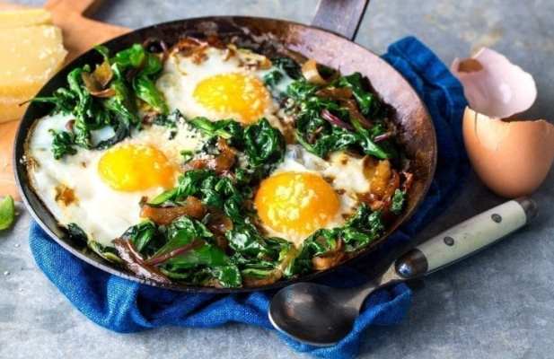 BAKED EGGS WITH WILTED BABY SPINACH - FoodWage recipe