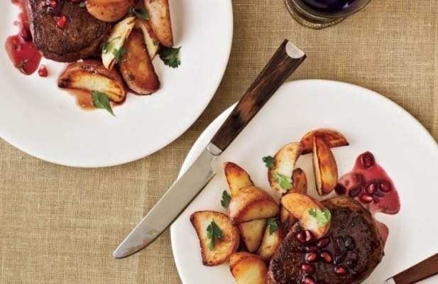BEEF FILETS WITH POMEGRANATE-PINOT SAUCE - FoodWage recipe