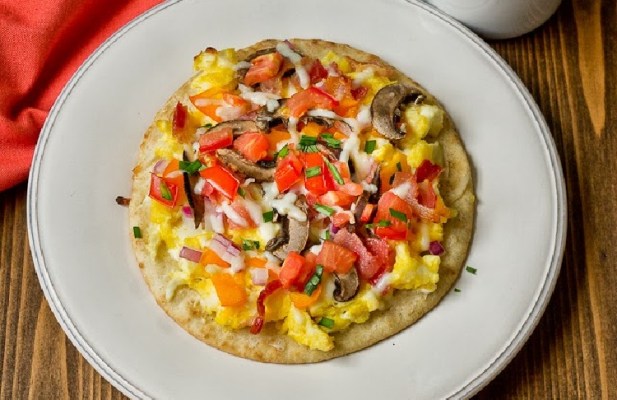 Breakfast Flatbread Pizza - FoodWage recipe