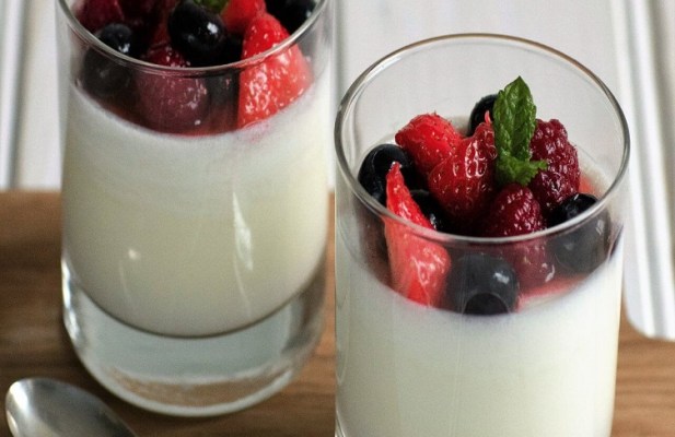 Buttermilk Panna Cotta With Strawberries And Blueberries - FoodWage recipe