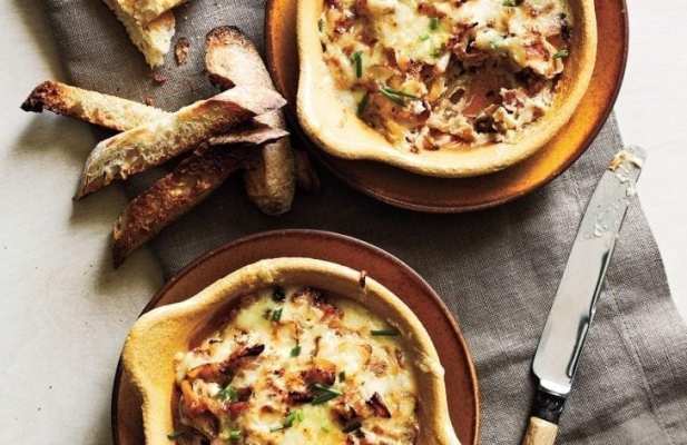 CARAMELIZED ONION, GRUYERE AND BACON SPREAD - FoodWage recipe