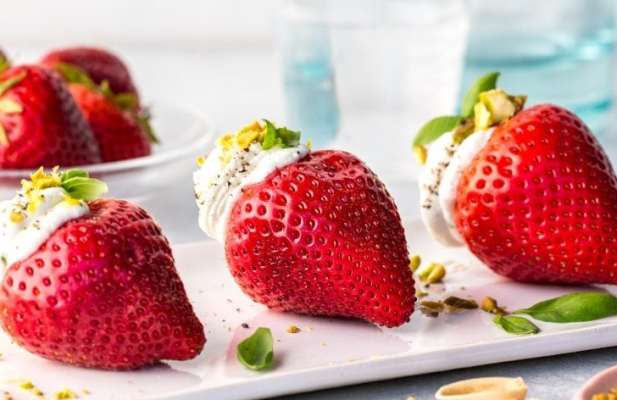 Chèvre And Basil Stuffed Strawberries - FoodWage recipe