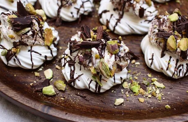 Chocolate and Pistachio Meringues - FoodWage recipe