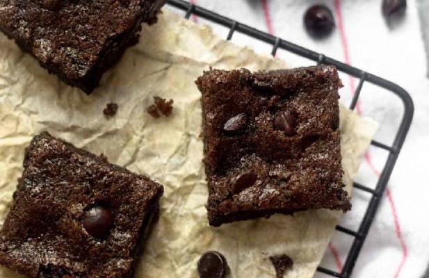 Chocolate Chip Gingerbread Blondies - FoodWage recipe