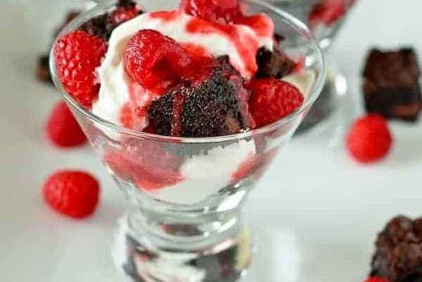 Chocolatey Brownie-Yogurt Parfaits - FoodWage recipe