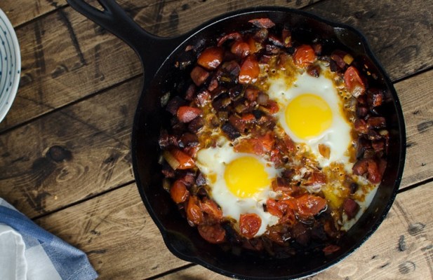 Chorizo Tomato & Egg Breakfast Skillet - FoodWage recipe