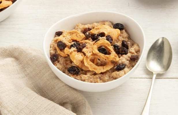 Cinnamon Oatmeal With Dried Apples And Sultanas - FoodWage recipe