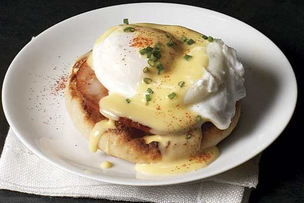 CLASSIC EGGS BENEDICT WITH HOLLANDAISE - FoodWage recipe