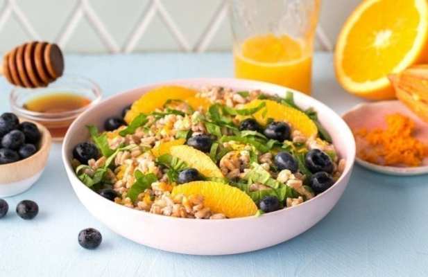 Farro And Spinach Breakfast Salad - FoodWage recipe