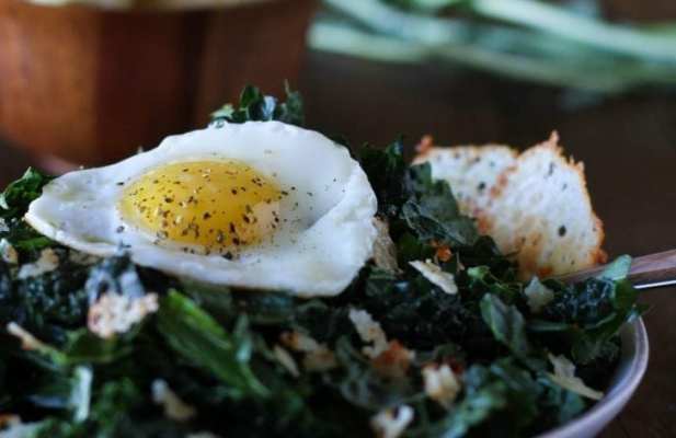 FRIED EGG & MASSAGED KALE WITH PARMESAN CRISPS - FoodWage recipe
