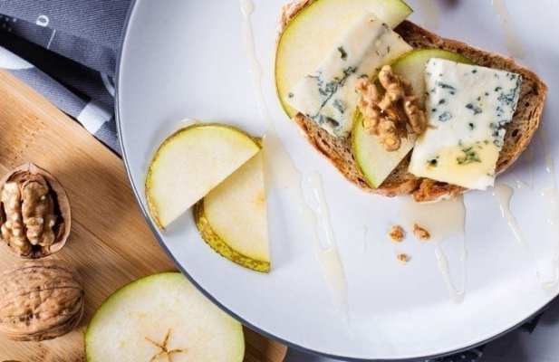 Grilled Pear & Blue Cheese Sandwich - FoodWage recipe