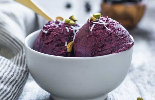 Homemade Blueberry Frozen Yogurt - FoodWage recipe