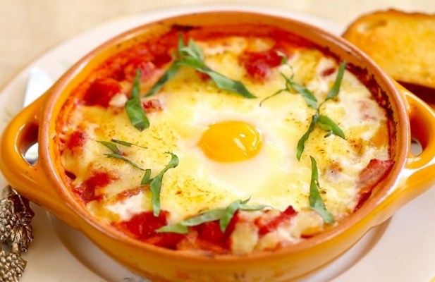 ITALIAN-STYLE BAKED EGGS - FoodWage recipe