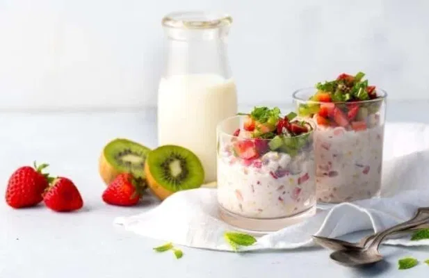 Lemony Strawberry Oat Soak With Kiwi Mint - FoodWage recipe