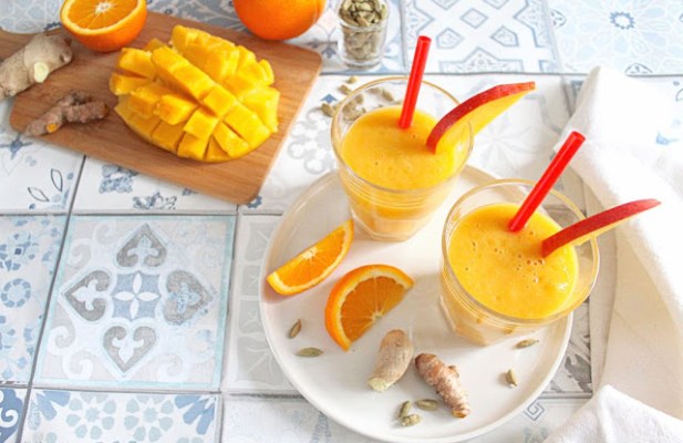 Mango-Mandarin Smoothie With Turmeric - FoodWage recipe
