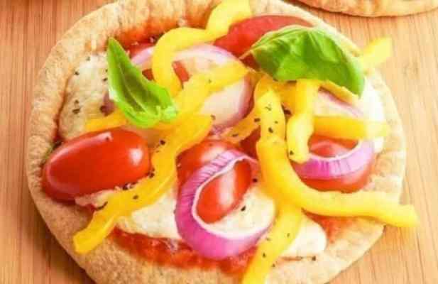 Mini Flatbread Pizzas Under 150 Calories - FoodWage recipe