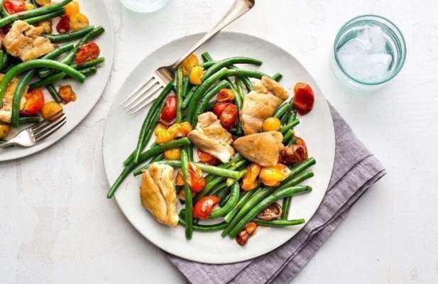 One-Pan Chicken With Green Beans & Tomatoes - FoodWage recipe