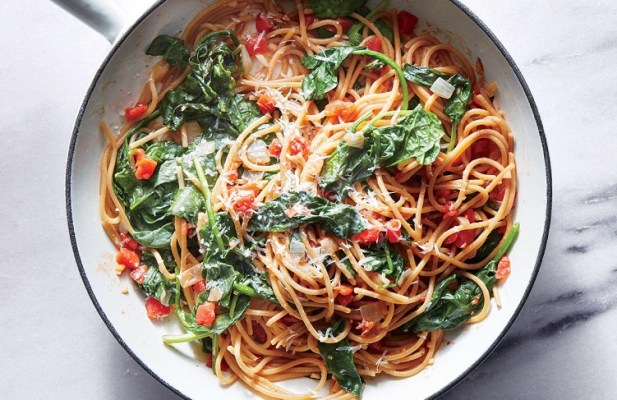 One-Pot Pasta With Spinach & Tomatoes - FoodWage recipe