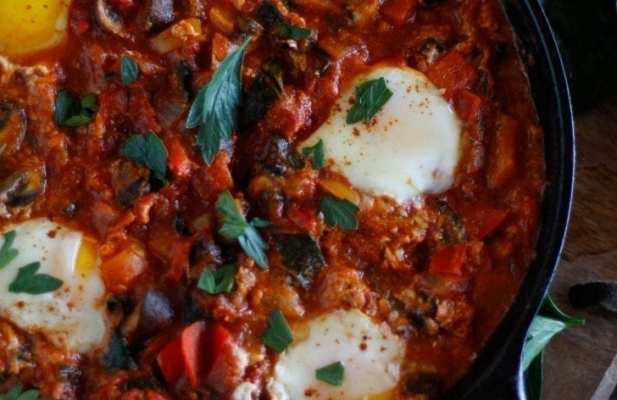 ONE-SKILLET KALE TOMATO EGG BAKE - FoodWage recipe