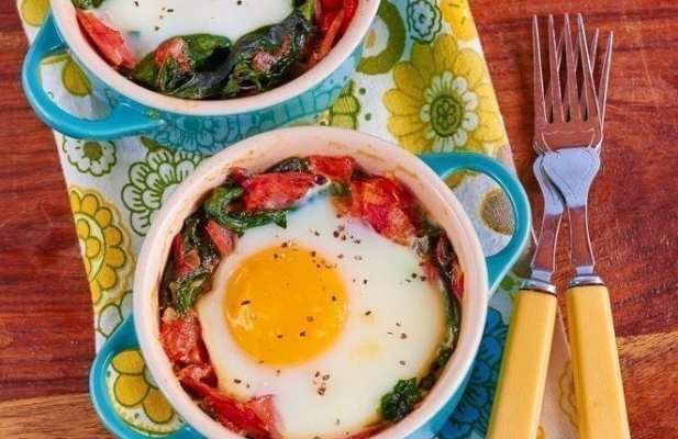 Oven-Baked Egg With Spinach & Bacon - FoodWage recipe
