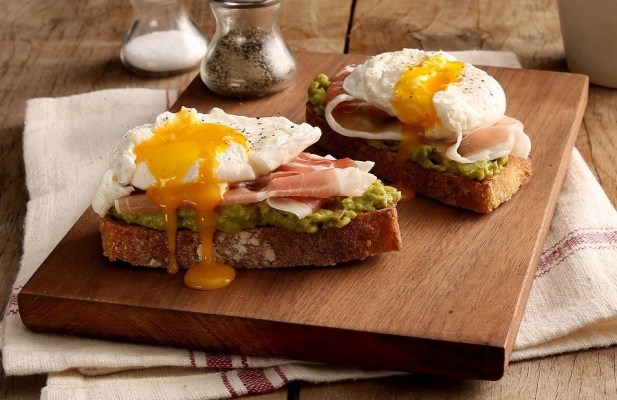 POACHED EGG + CRISPY PROSCIUTTO AVOCADO TOAST - FoodWage recipe