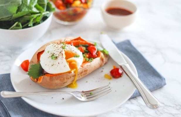 Roasted Sweet Potatoes With Poached Eggs & Bell Pepper Salsa - FoodWage recipe