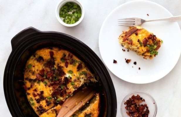 SLOW COOKER BACON, EGG & HASH BROWN CASSEROLE - FoodWage recipe